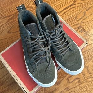 Van Tact/Grape Leaf men’s 7/ wine’s 8.5.